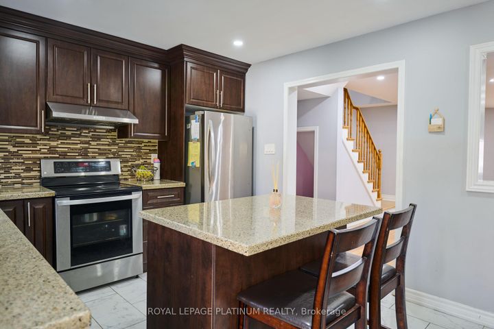 Photo 10 at 919 Marygrace Court, East Credit, Mississauga