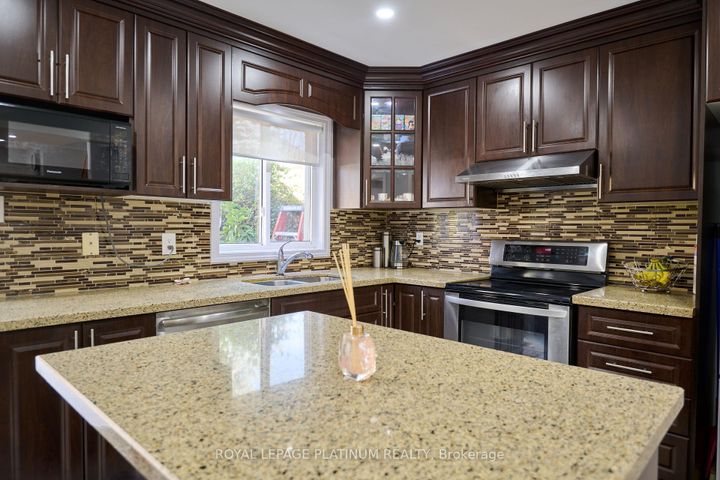 Photo 11 at 919 Marygrace Court, East Credit, Mississauga