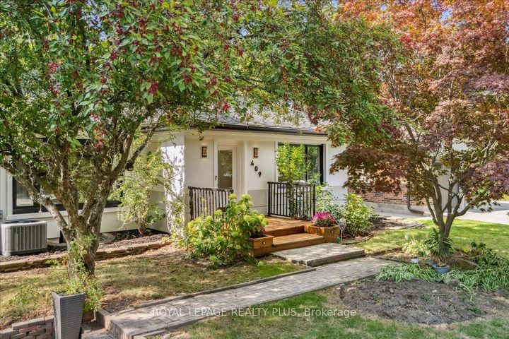 Photo 3 at 409 River Side Drive, CO Central, Oakville