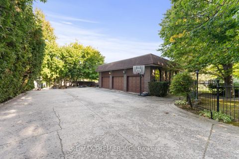 Photo 2 at 261 Sylvadene Parkway, East Woodbridge, Vaughan