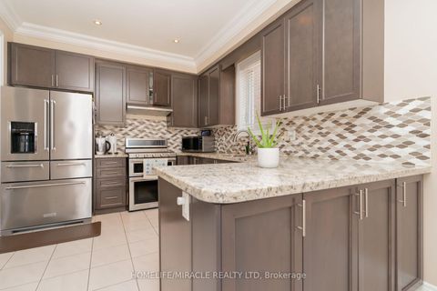 Photo 13 at 516 Vellore Woods Boulevard, Vellore Village, Vaughan