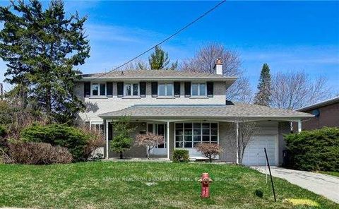 Photo 1 at 6 Greenyards Drive, Newtonbrook East, Toronto