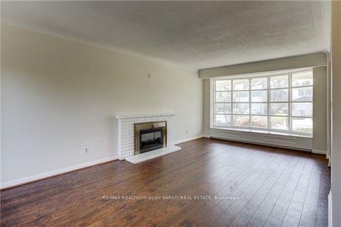 Photo 4 at 6 Greenyards Drive, Newtonbrook East, Toronto