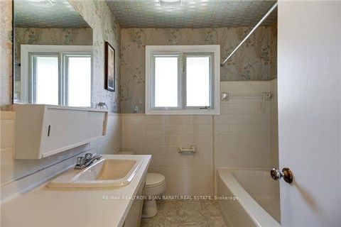 Photo 7 at 6 Greenyards Drive, Newtonbrook East, Toronto