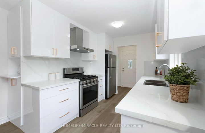 Photo 12 at 66 Avening Drive, Clairville, Toronto