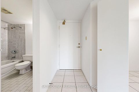 Photo 4 at 611 - 5 Weldrick Road W, North Richvale, Richmond Hill