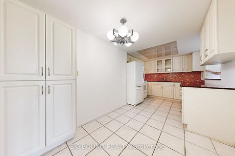 Photo 6 at 611 - 5 Weldrick Road W, North Richvale, Richmond Hill