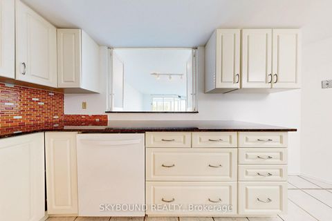 Photo 10 at 611 - 5 Weldrick Road W, North Richvale, Richmond Hill