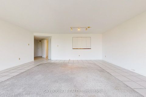 Photo 13 at 611 - 5 Weldrick Road W, North Richvale, Richmond Hill