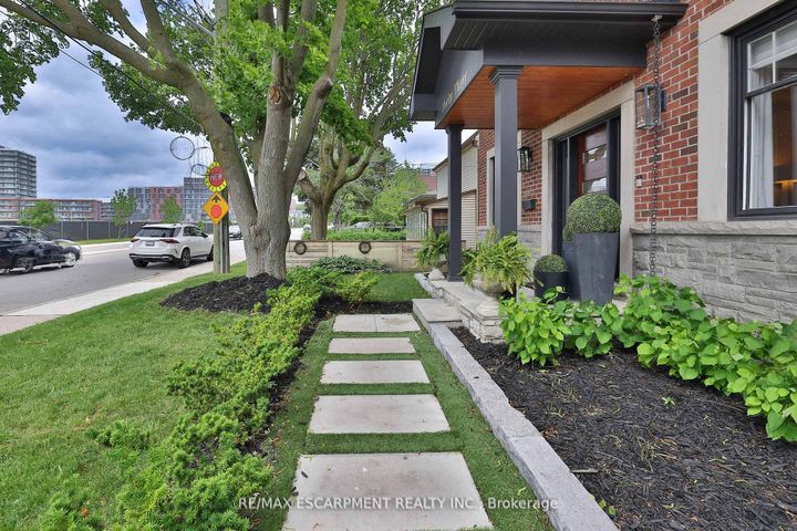 Photo 2 at 43 Mississauga Road S, Port Credit, Mississauga