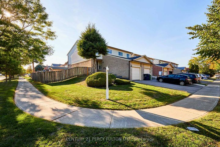 Photo 2 at 48 Nabob Crescent, Malvern, Toronto