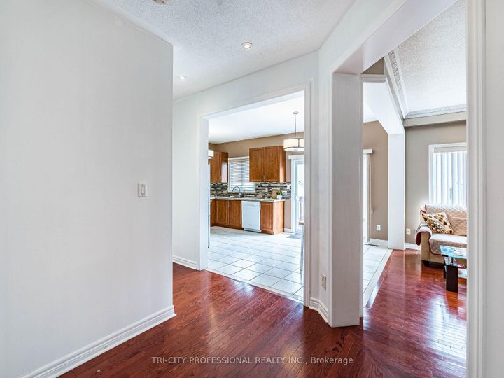 Photo 8 at 26 Tangleridge Boulevard, Wellington, Brampton