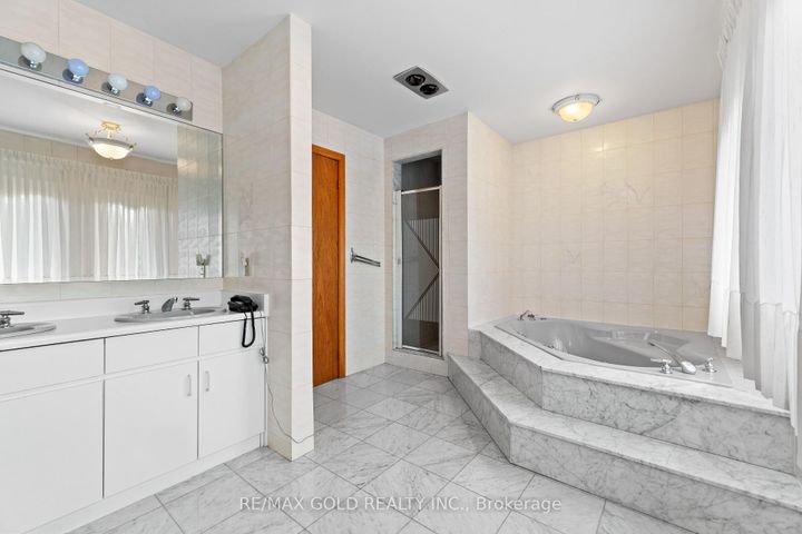 Photo 15 at 8 Ryckman Lane, Toronto Gore Rural Estate, Brampton