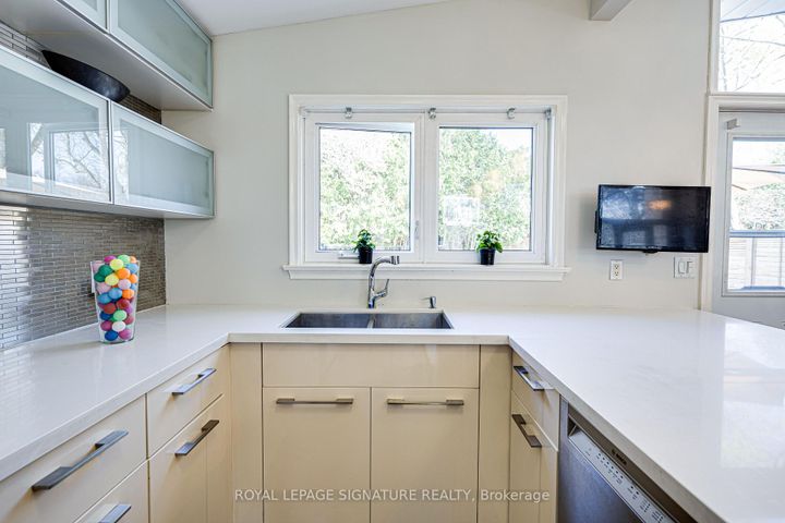 Photo 2 at 2 Parmbelle Crescent, Donalda, Toronto