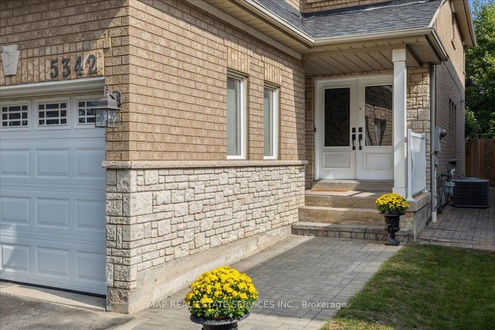 Photo 2 at 5342 Landsborough Avenue, Hurontario, Mississauga