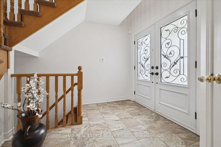 Photo 3 at 5342 Landsborough Avenue, Hurontario, Mississauga
