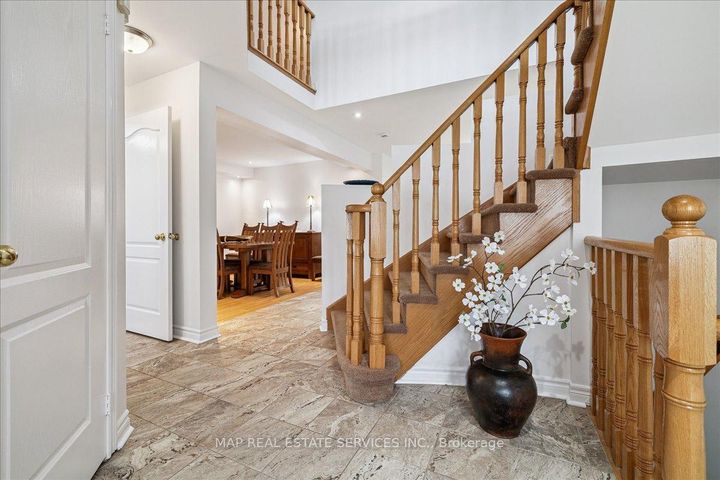 Photo 5 at 5342 Landsborough Avenue, Hurontario, Mississauga