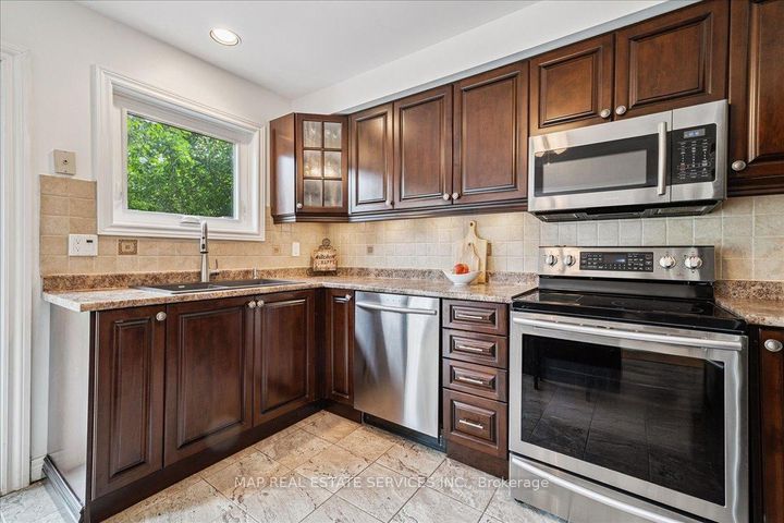 Photo 16 at 5342 Landsborough Avenue, Hurontario, Mississauga