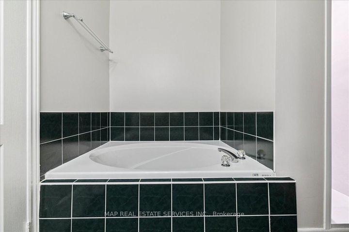 Photo 25 at 5342 Landsborough Avenue, Hurontario, Mississauga