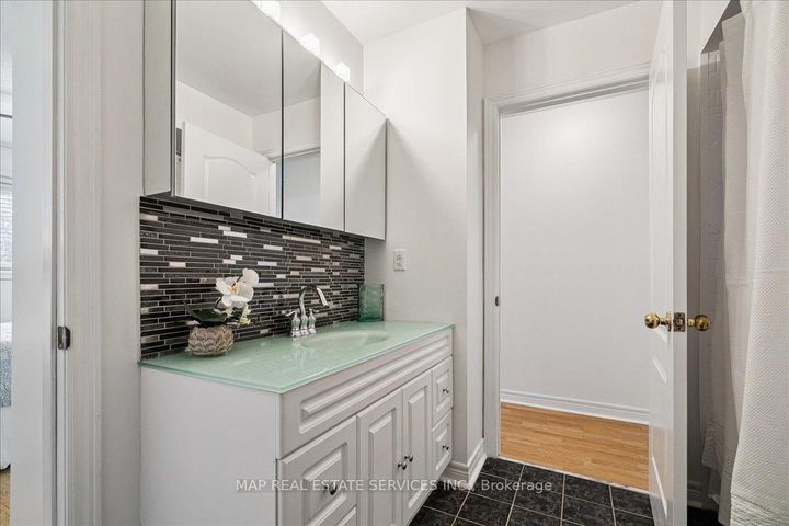 Photo 30 at 5342 Landsborough Avenue, Hurontario, Mississauga