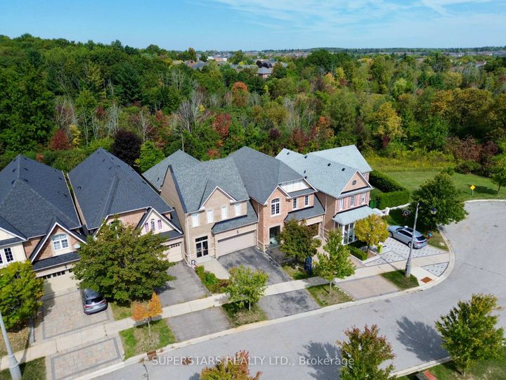 Photo 1 at 26 Windmill Court, Jefferson, Richmond Hill