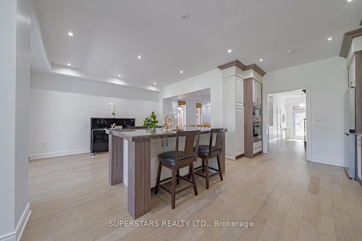 Photo 15 at 26 Windmill Court, Jefferson, Richmond Hill