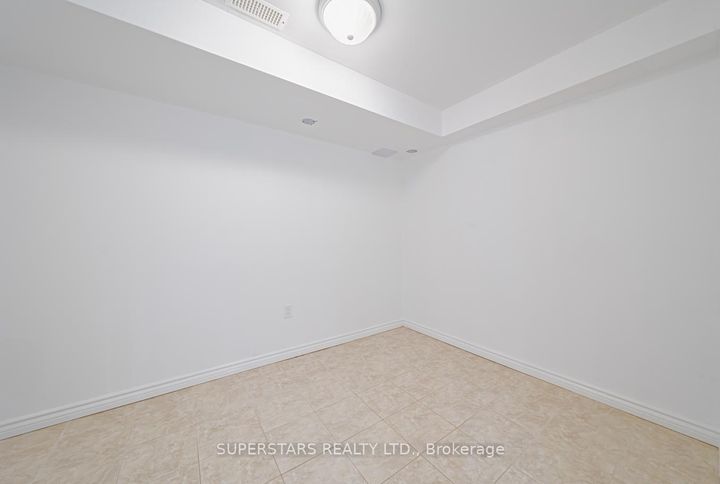 Photo 32 at 26 Windmill Court, Jefferson, Richmond Hill