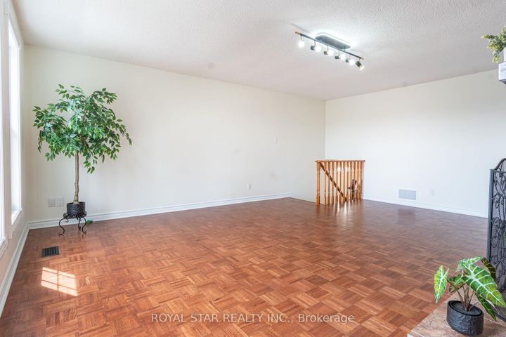 Photo 18 at 42 Kingknoll Drive, Fletcher's Creek South, Brampton