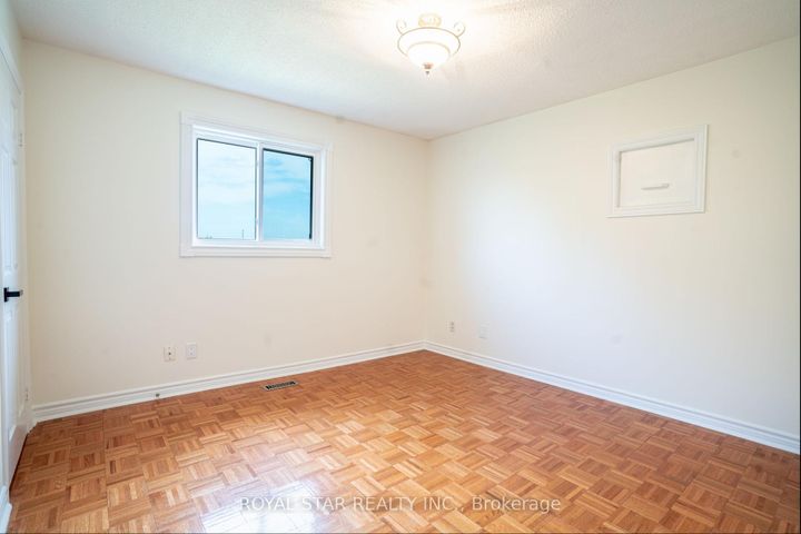 Photo 22 at 42 Kingknoll Drive, Fletcher's Creek South, Brampton