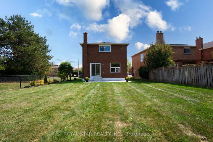 Photo 27 at 42 Kingknoll Drive, Fletcher's Creek South, Brampton