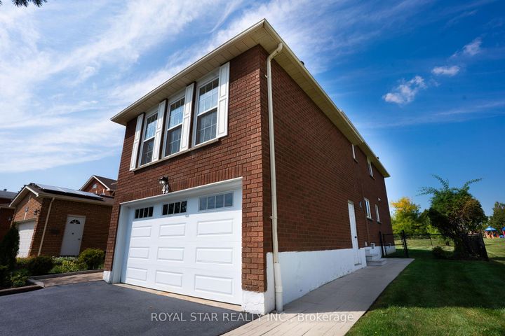 Photo 3 at 42 Kingknoll Drive, Fletcher's Creek South, Brampton
