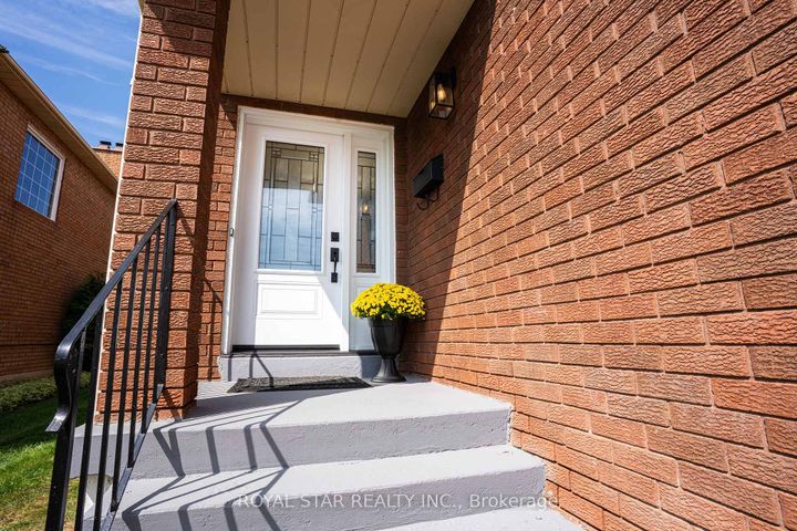 Photo 4 at 42 Kingknoll Drive, Fletcher's Creek South, Brampton