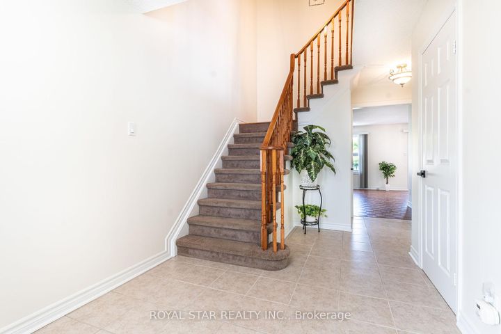 Photo 7 at 42 Kingknoll Drive, Fletcher's Creek South, Brampton