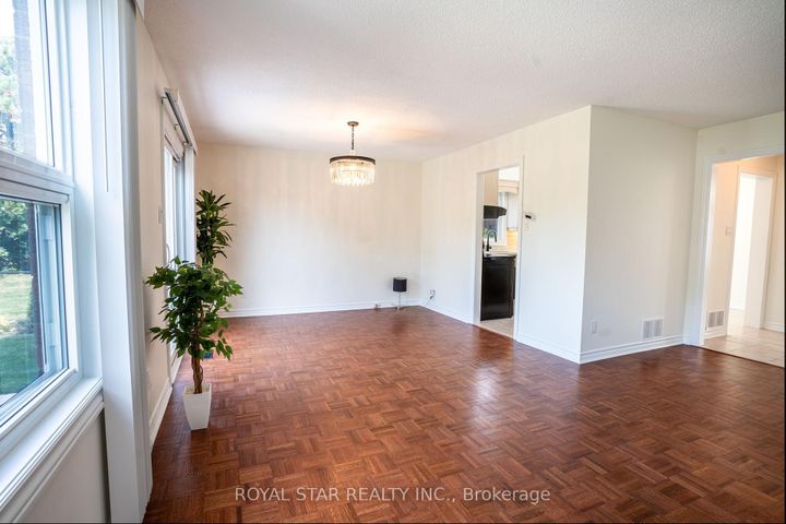 Photo 9 at 42 Kingknoll Drive, Fletcher's Creek South, Brampton