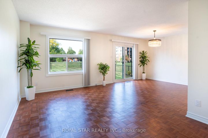 Photo 10 at 42 Kingknoll Drive, Fletcher's Creek South, Brampton