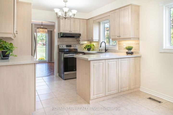 Photo 12 at 42 Kingknoll Drive, Fletcher's Creek South, Brampton
