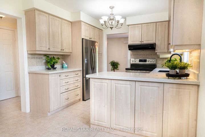 Photo 13 at 42 Kingknoll Drive, Fletcher's Creek South, Brampton