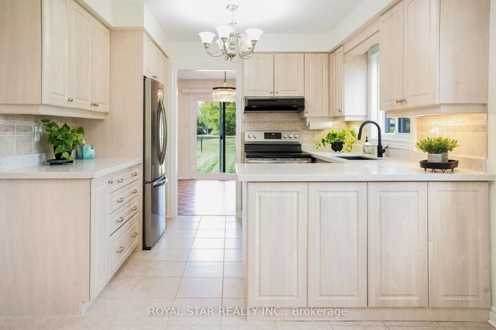 Photo 14 at 42 Kingknoll Drive, Fletcher's Creek South, Brampton