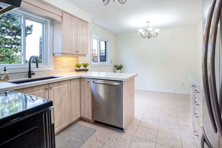 Photo 15 at 42 Kingknoll Drive, Fletcher's Creek South, Brampton