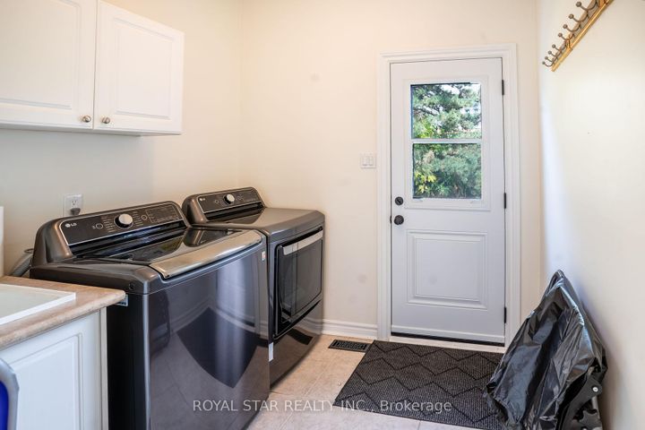 Photo 16 at 42 Kingknoll Drive, Fletcher's Creek South, Brampton