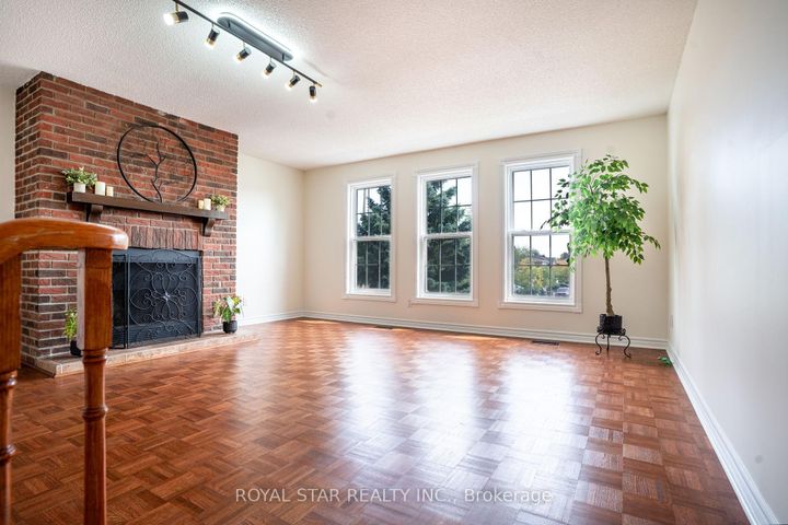 Photo 17 at 42 Kingknoll Drive, Fletcher's Creek South, Brampton