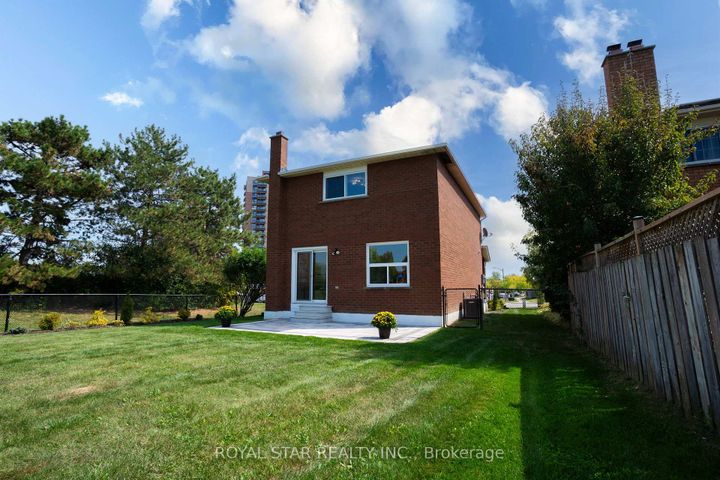 Photo 28 at 42 Kingknoll Drive, Fletcher's Creek South, Brampton
