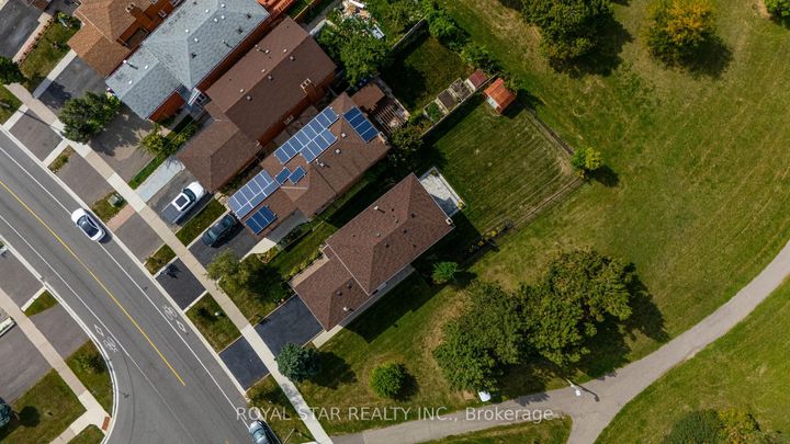 Photo 31 at 42 Kingknoll Drive, Fletcher's Creek South, Brampton