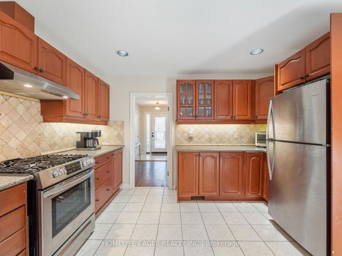 Photo 13 at 11 Knollside Drive, Mill Pond, Richmond Hill