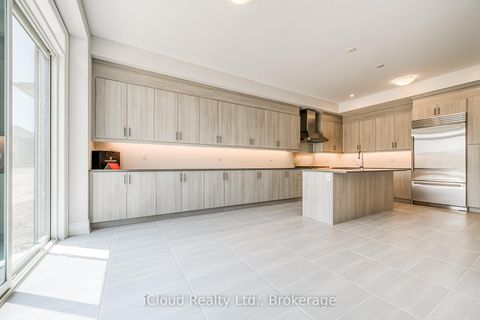 Photo 9 at 160 Winthrop Crescent, Vellore Village, Vaughan