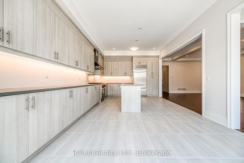 Photo 10 at 160 Winthrop Crescent, Vellore Village, Vaughan