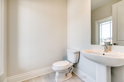 Photo 13 at 160 Winthrop Crescent, Vellore Village, Vaughan