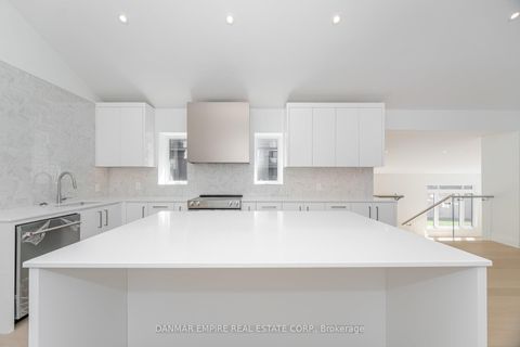 Photo 5 at 6 Casino Court, Bathurst Manor, Toronto