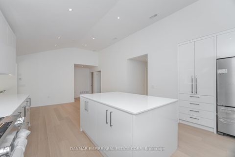 Photo 7 at 6 Casino Court, Bathurst Manor, Toronto