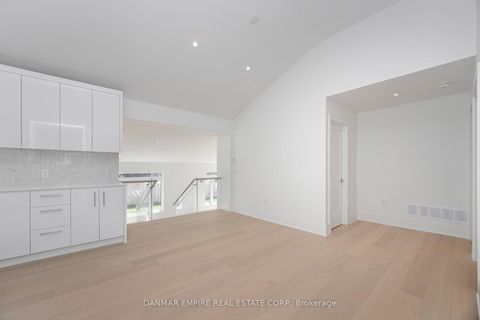 Photo 8 at 6 Casino Court, Bathurst Manor, Toronto